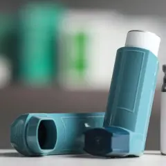 Due inalatori blu, uno accanto all'altro. Il dosaggio corretto è fondamentale per il clenil aerosol.