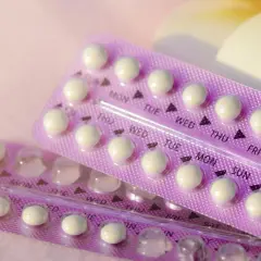 Due blister di pillole anticoncezionali, con giorni della settimana stampati. Una pillola può aiutare a gestire la diarrea in alcuni casi.