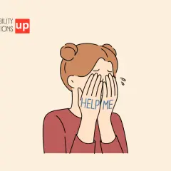 Ragazza con le mani sul viso, con scritto "HELP ME". Un'immagine che evoca il dolore dei traumi infantili e la richiesta d'aiuto.