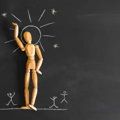 Manichino di legno al centro, circondato da disegni a gesso di un sole e piccole figure umane. Simboleggia le crisi depressive del narcisista, isolato nonostante l'ammirazione.