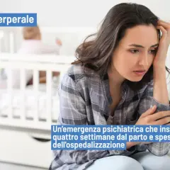 Donna con espressione angosciata vicino a una culla, simbolo di psicosi puerperale, un'emergenza psichiatrica post-parto.