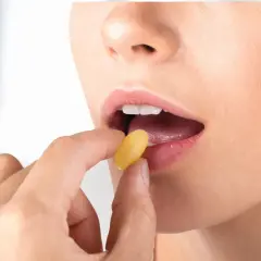 Donna assume levofloxacina 500 mg, una capsula gialla viene inserita nella bocca aperta.
