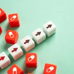 Dadi rossi con pillole e bianchi con frecce indicano il percorso di guarigione. Quanto tempo ci vuole per smaltire psicofarmaci?