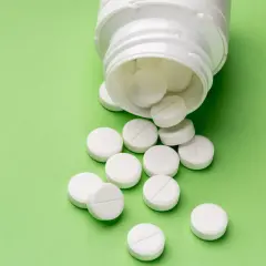 Tavoletta di aspirina a cosa serve: antidolorifico, antipiretico e antinfiammatorio.