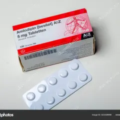 Scatola e blister di Amlodipina 5 mg, farmaco per la pressione.