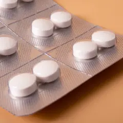 Confezione di pillole bianche. Lyrica a cosa serve? Per alleviare dolori e ansia, migliorando la qualità della vita.