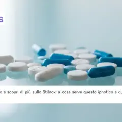 Pastiglie e capsule, tra cui Stilnox 10 mg, su sfondo azzurro. Articolo informativo disponibile.