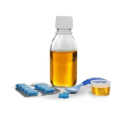 Flacone di sciroppo, blister di pillole blu e misurino con polvere bianca. Per assumere l'antibiotico a stomaco pieno o vuoto, consultare il medico.