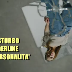 Riflesso distorto di una donna in jeans, che evoca i **borderline sintomi** del disturbo di personalità.