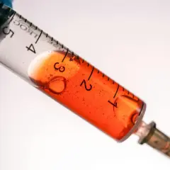 Siringa con liquido arancione. Rocefin a cosa serve? È un antibiotico per combattere infezioni batteriche.