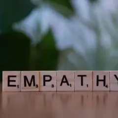 Le lettere di un gioco da tavolo compongono la parola "EMPATHY", che significa comprendere e condividere i sentimenti altrui.