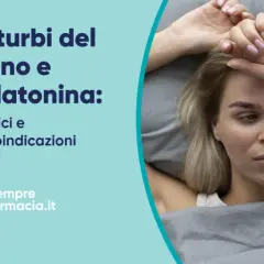 Donna a letto con disturbi del sonno. La melatonina può aiutare, ma attenzione ai suoi effetti collaterali.