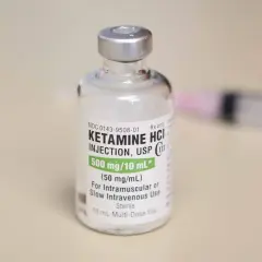 Fiala di ketamina, farmaco con diversi effetti, pronto per l'uso.