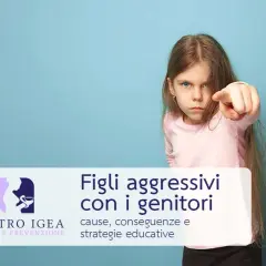 Bambina con sguardo severo punta il dito, simboleggiando la rabbia dei figli adulti verso i genitori. Testo: "Figli aggressivi con i genitori".