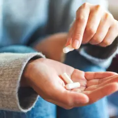 Mano che tiene capsule bianche, per capire diflucan a cosa serve.