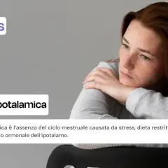 Donna pensierosa, con testo che spiega l'amenorrea ipotalamica, una condizione legata a stress o dieta.