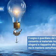 Un uomo fluttua in mongolfiera a forma di lampadina, un'idea che ricorda Sigmund Freud. Sotto, un mare calmo e una luna crescente.