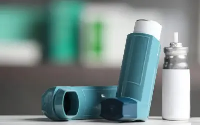 Due inalatori blu, uno accanto all'altro. Il dosaggio corretto è fondamentale per il clenil aerosol.