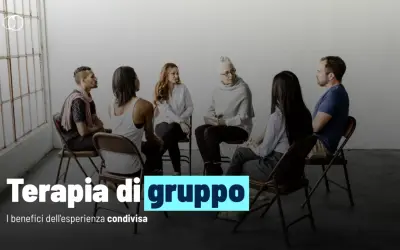 Persone sedute in cerchio per una terapia di gruppo, condividendo esperienze e trovando supporto reciproco.