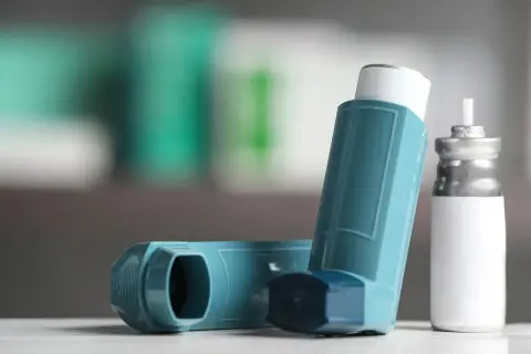 Due inalatori blu, uno accanto all'altro. Il dosaggio corretto è fondamentale per il clenil aerosol.