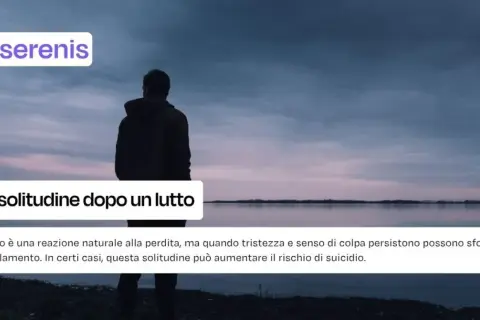 Uomo solo guarda un lago al tramonto, simbolo de la solitudine dopo un lutto. Il cielo è nuvoloso, l'atmosfera malinconica.