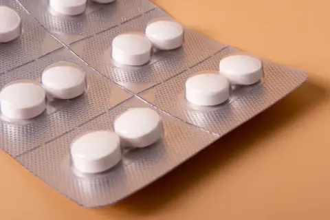 Confezione di pillole bianche. Lyrica a cosa serve? Per alleviare dolori e ansia, migliorando la qualità della vita.