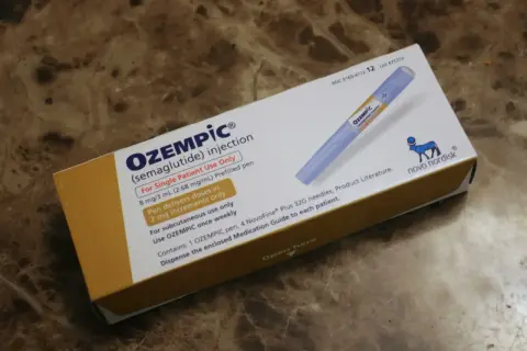 Scatola di Ozempic (semaglutide) con penna pre-riempita. Informazioni sul dosaggio e sull'uso, con avvertenze sugli ozempic effetti collaterali.