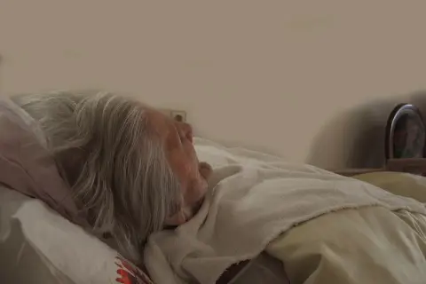 Anziano dorme, forse uno dei sintomi della demenza senile che porta alla morte.