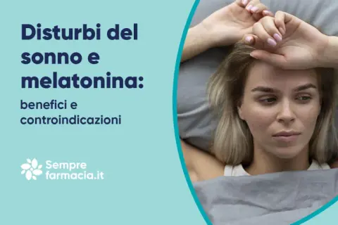 Donna a letto con disturbi del sonno. La melatonina può aiutare, ma attenzione ai suoi effetti collaterali.