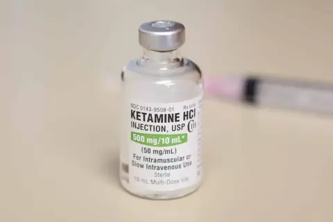 Fiala di ketamina, farmaco con diversi effetti, pronto per l'uso.