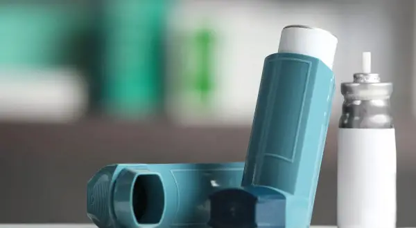 Due inalatori blu, uno accanto all'altro. Il dosaggio corretto è fondamentale per il clenil aerosol.