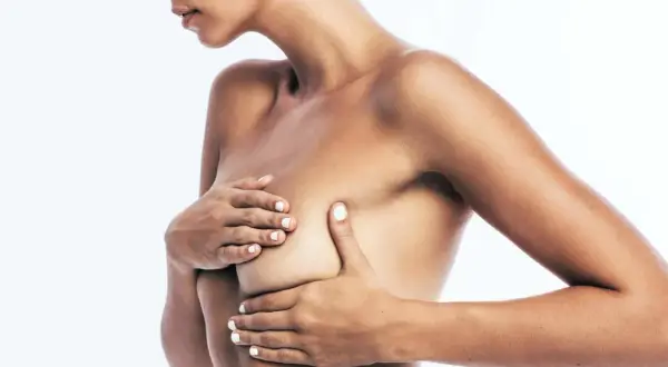 Primo piano di una donna che si tocca il seno, evidenziando la zona dell'areola con i suoi piccoli tubercoli di Montgomery.