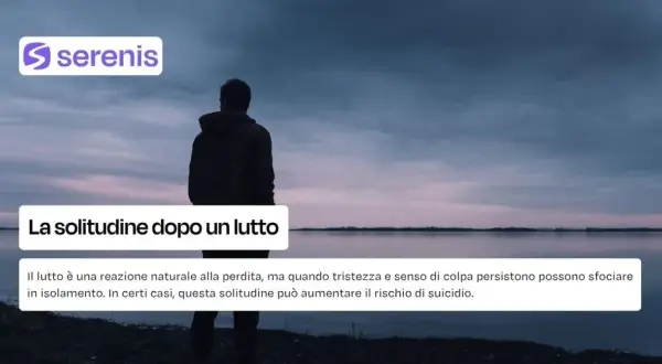 Uomo solo guarda un lago al tramonto, simbolo de la solitudine dopo un lutto. Il cielo è nuvoloso, l'atmosfera malinconica.