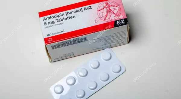 Scatola e blister di Amlodipina 5 mg, farmaco per la pressione.