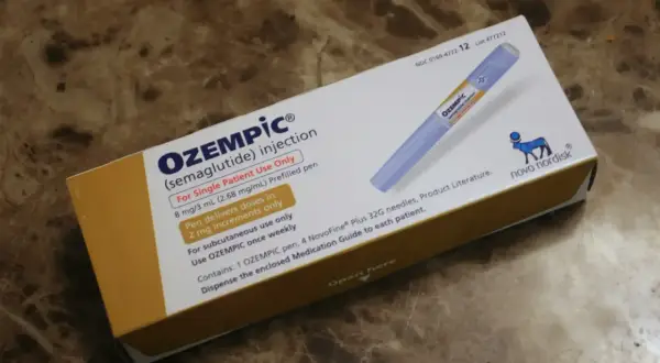 Scatola di Ozempic (semaglutide) con penna pre-riempita. Informazioni sul dosaggio e sull'uso, con avvertenze sugli ozempic effetti collaterali.