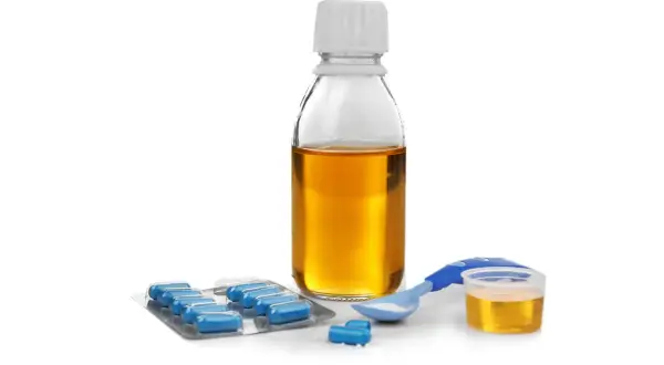 Flacone di sciroppo, blister di pillole blu e misurino con polvere bianca. Per assumere l'antibiotico a stomaco pieno o vuoto, consultare il medico.