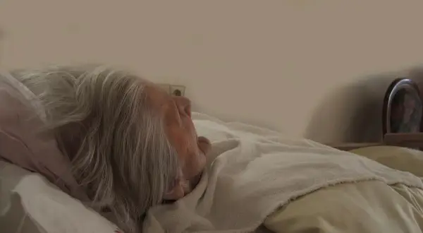Anziano dorme, forse uno dei sintomi della demenza senile che porta alla morte.
