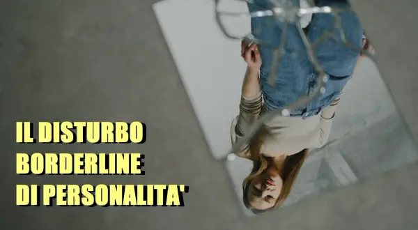 Riflesso distorto di una donna in jeans, che evoca i **borderline sintomi** del disturbo di personalità.