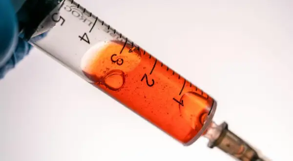 Siringa con liquido arancione. Rocefin a cosa serve? È un antibiotico per combattere infezioni batteriche.