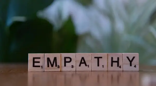 Le lettere di un gioco da tavolo compongono la parola "EMPATHY", che significa comprendere e condividere i sentimenti altrui.