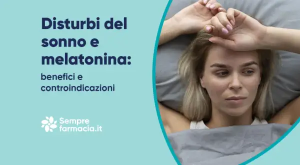Donna a letto con disturbi del sonno. La melatonina può aiutare, ma attenzione ai suoi effetti collaterali.