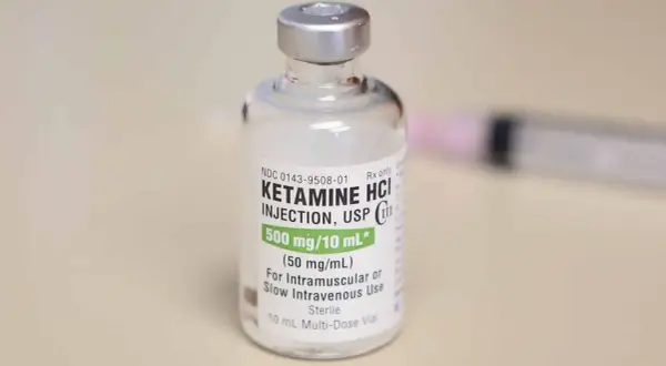 Fiala di ketamina, farmaco con diversi effetti, pronto per l'uso.