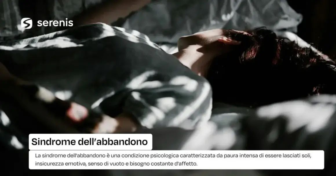 Persona sdraiata, illuminata da ombre, con testo che parla della sindrome dell'abbandono.