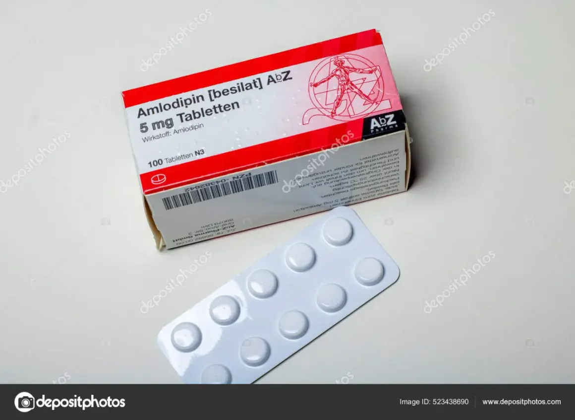Scatola e blister di Amlodipina 5 mg, farmaco per la pressione.
