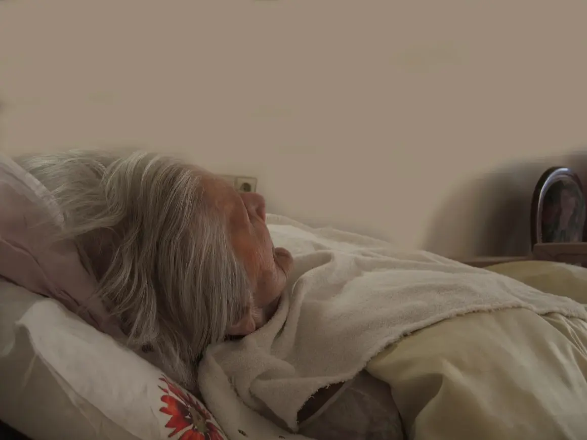 Anziano dorme, forse uno dei sintomi della demenza senile che porta alla morte.