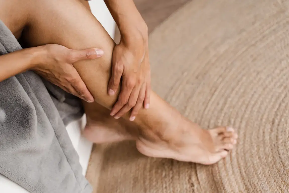 Mani che massaggiano un polpaccio, forse per alleviare il dolore da acido lattico dopo un allenamento intenso.