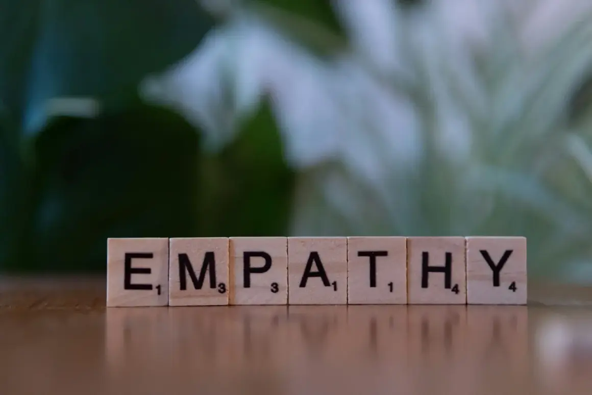 Le lettere di un gioco da tavolo compongono la parola "EMPATHY", che significa comprendere e condividere i sentimenti altrui.