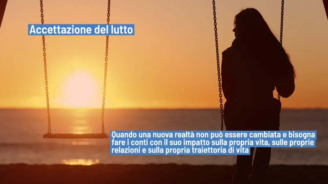 Silhouette di una persona su un'altalena al tramonto, simbolo di accettare la morte e le nuove realt&agrave; della vita.