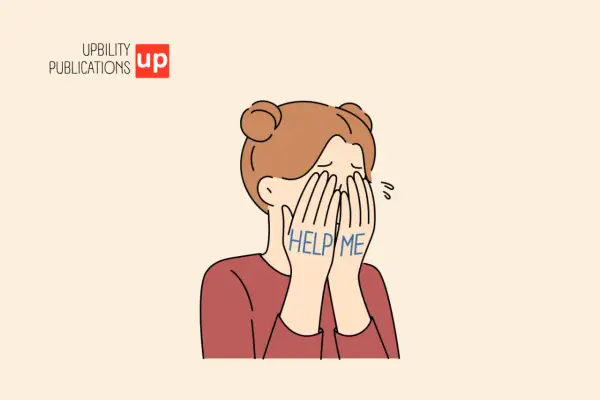 Ragazza con le mani sul viso, con scritto "HELP ME". Un'immagine che evoca il dolore dei traumi infantili e la richiesta d'aiuto.