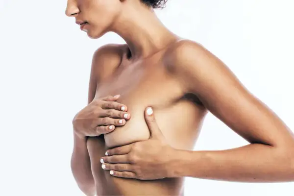 Primo piano di una donna che si tocca il seno, evidenziando la zona dell'areola con i suoi piccoli tubercoli di Montgomery.
